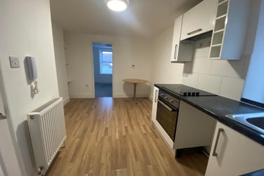 1 bed flat, North Road East, North Hill, Plymouth, PL46AS - Image 1